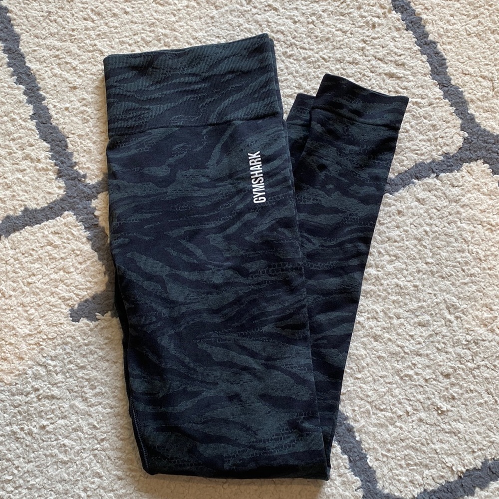 SIZE L GMYSHARK LEGGINGS WORN ONCE !!